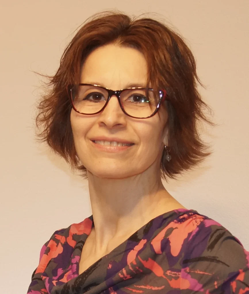 Portret al unui practician EFT Tapping dedicat susținerii echilibrului emoțional și dezvoltării personale.