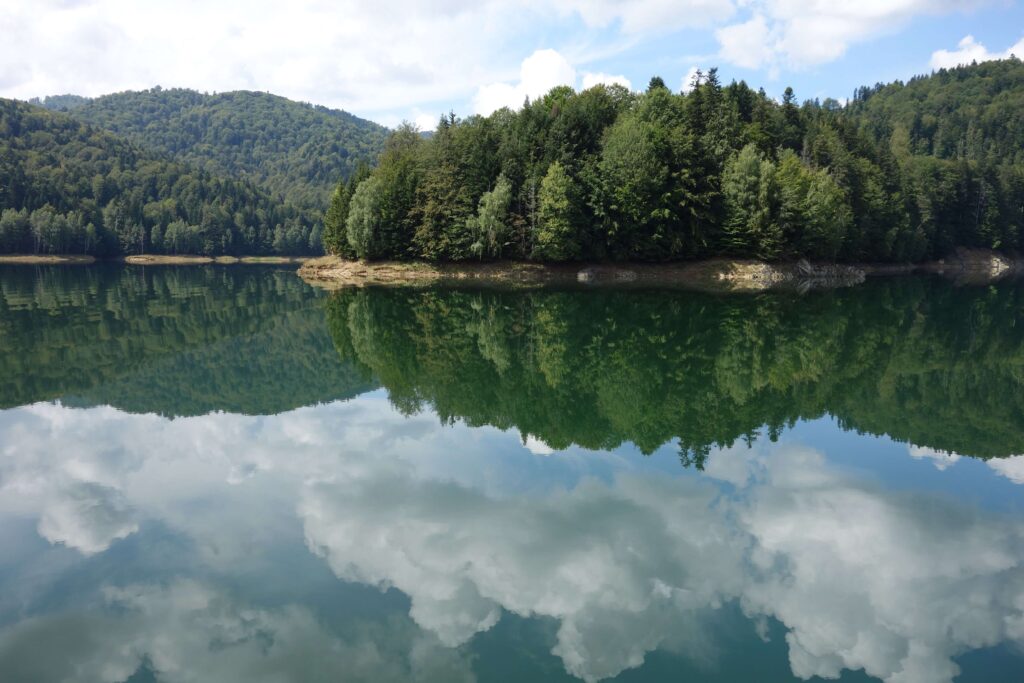 Peisaj natural calm asociat cu echilibrul emoțional și relaxarea