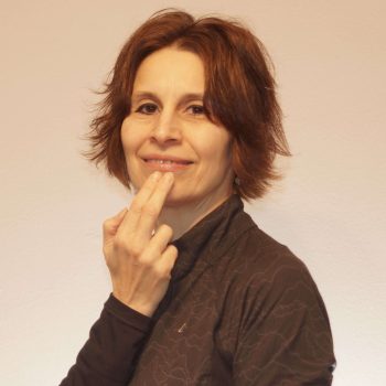 Practician EFT Tapping demonstrând punctul de sub bărbie folosit în tehnica EFT.